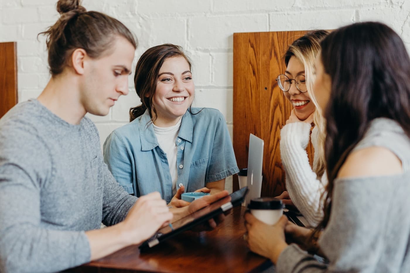 Twee mensen in gesprek aan een tafel