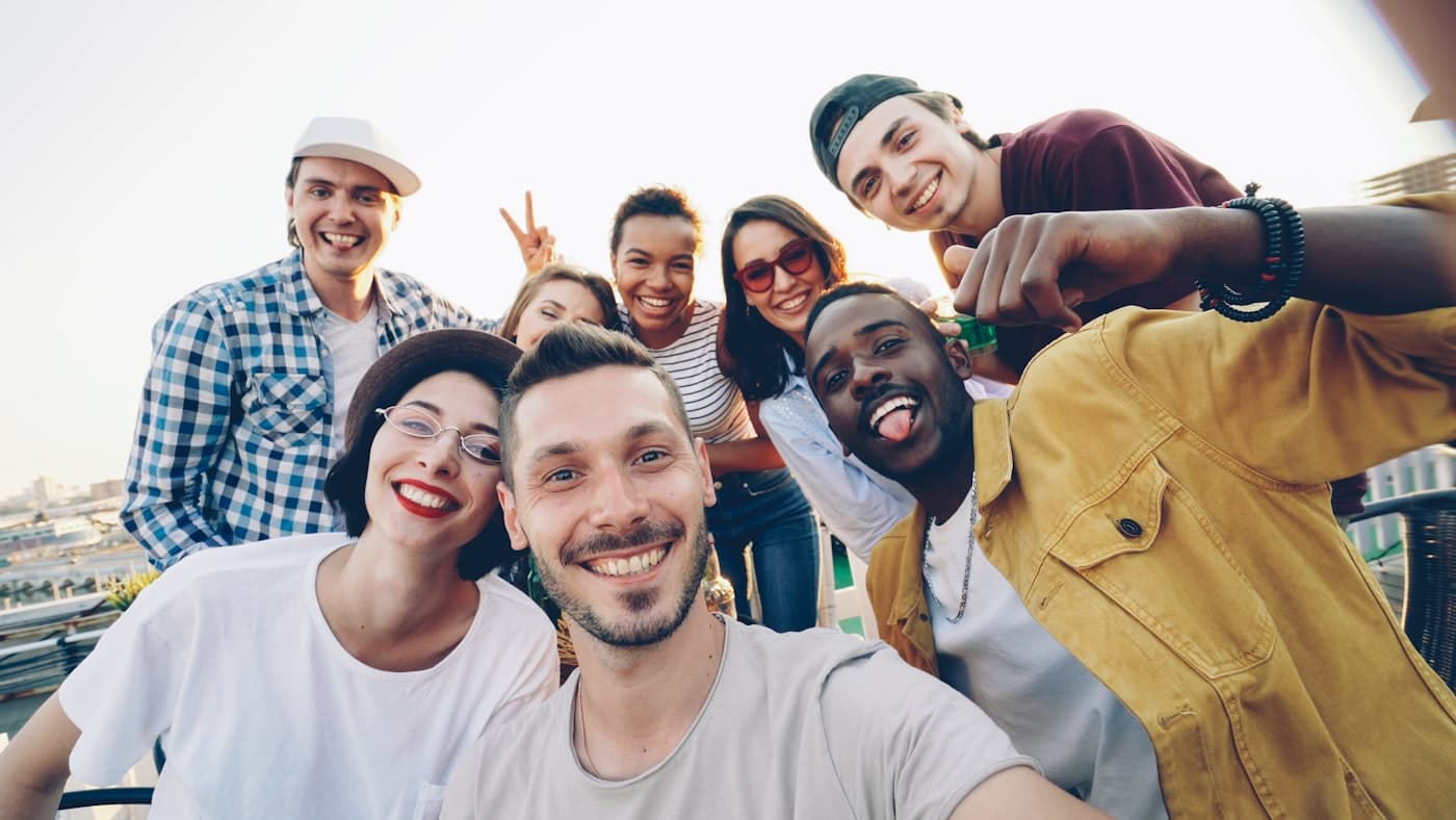 Een groep vrienden loopt samen door de stad
